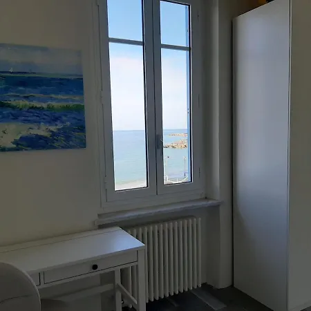 Con Vista Mozzafiato Direttamente Sul Mare Ноли