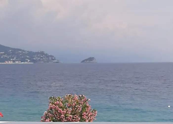 Апартаменты Con Vista Mozzafiato Direttamente Sul Mare Ноли