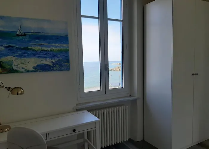 Con Vista Mozzafiato Direttamente Sul Mare Ноли